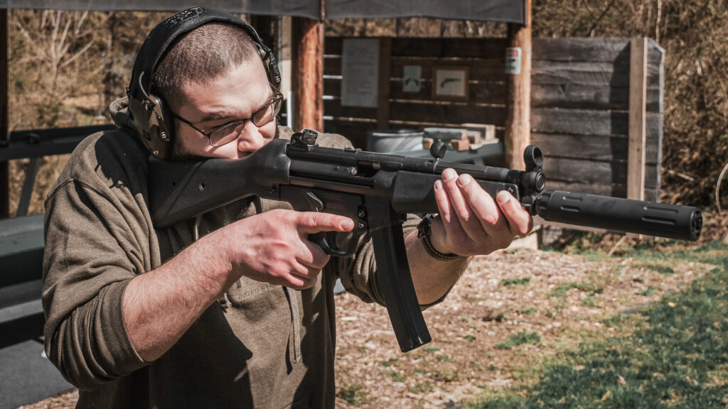 Ratman Shooting HK MP5 with TiON Grenadier 9